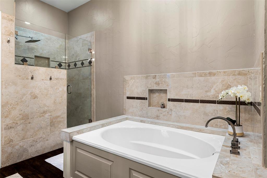 6306 Chelsea Way Garland, TX 75044 - Photo 20 of 37 Primary Bathroom