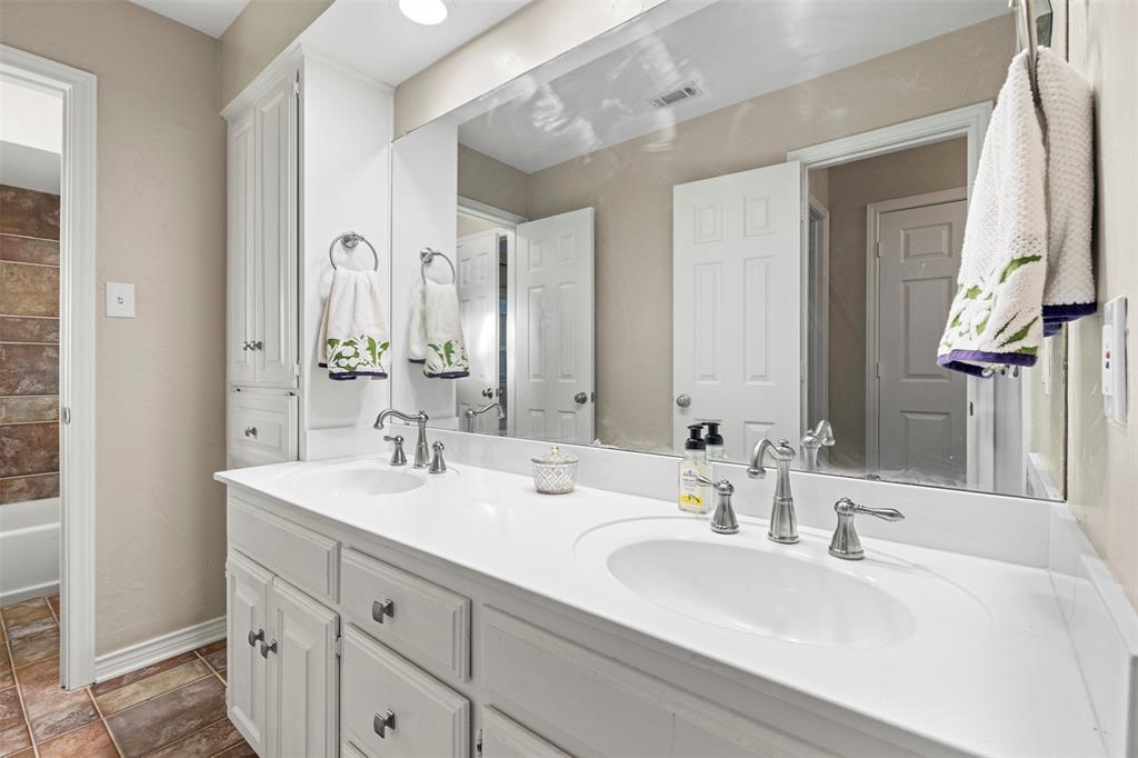 6306 Chelsea Way Garland, TX 75044 - Photo 23 of 37 Jack and Jill Bath