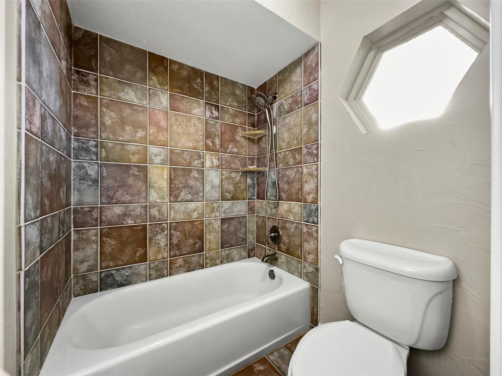 6306 Chelsea Way Garland, TX 75044 - Photo 24 of 37 Jack and Jill Bath