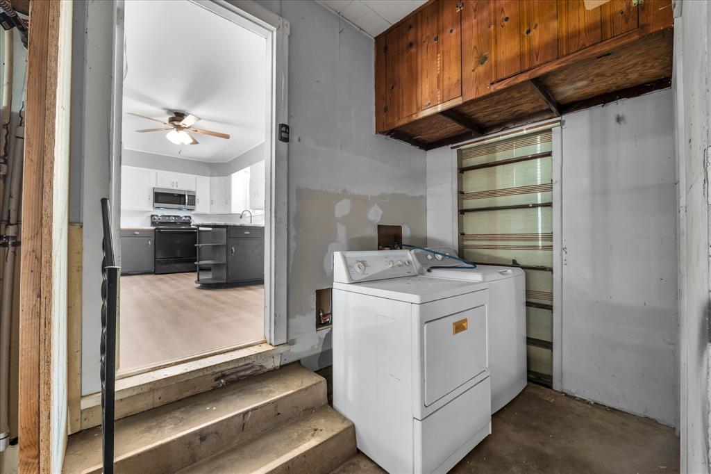 1325 Sunset Street Waco, TX 76710 - Photo 29 of 40 Washroom featuring washing machine and dryer and ceiling fan