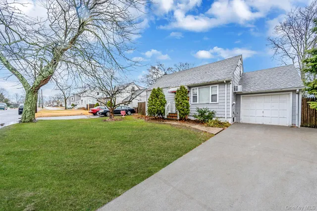 $499,000 | 41 Brookside Court, Copiague, NY 11726