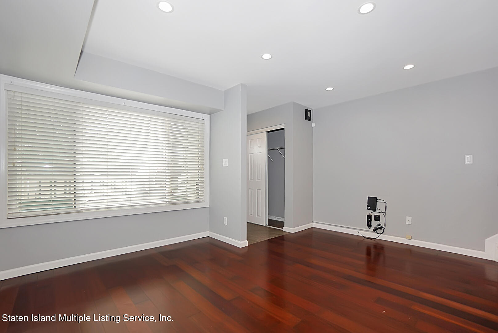 76 Selvin Loop Staten Island, NY 10303 - Photo 3 of 17 (3) LIVING ROOM