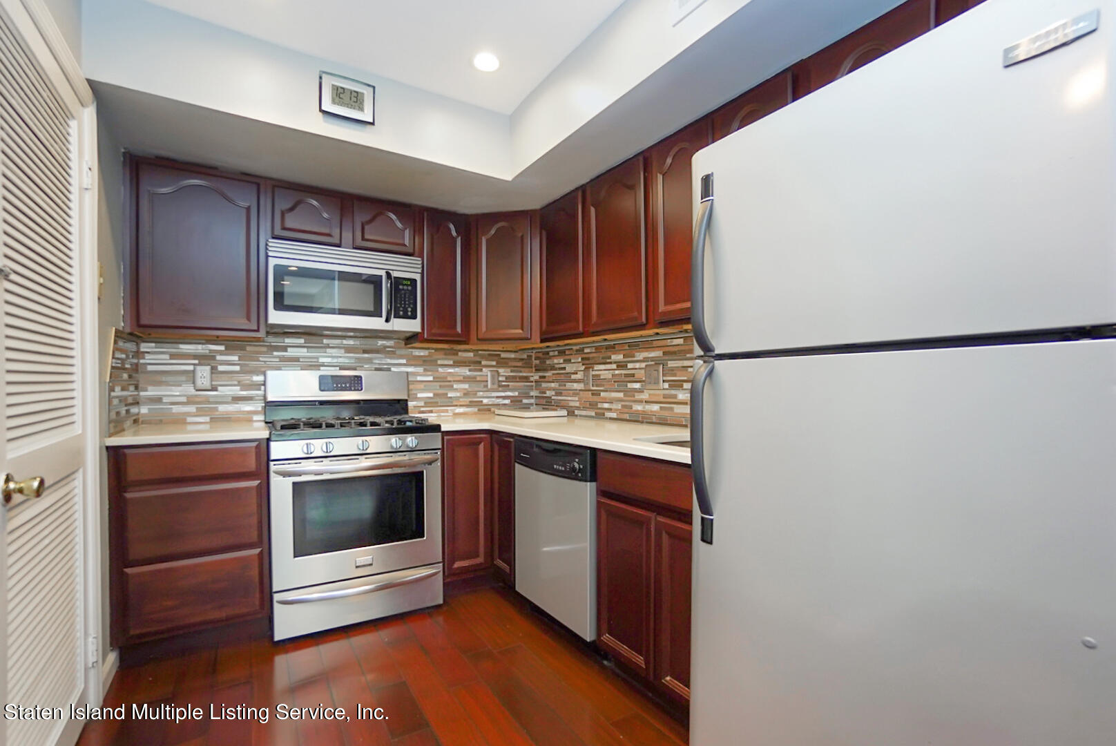 76 Selvin Loop Staten Island, NY 10303 - Photo 5 of 17 (5) EAT IN KITCHEN