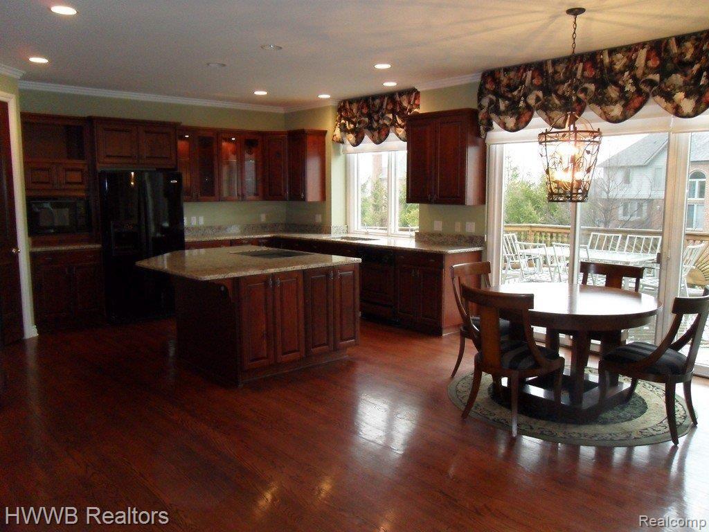 1878 Vinsetta Court Rochester, MI 48306 - Photo 8 of 18 10 Kitchen