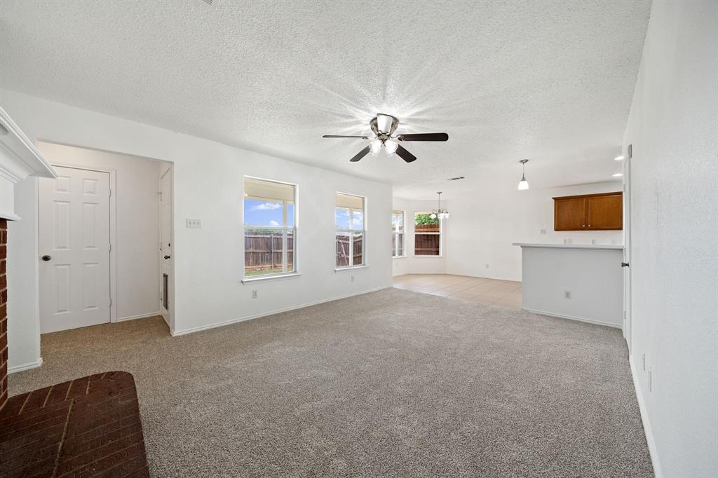 633 Madeline Court Azle, TX 76020 - Photo 5 of 35