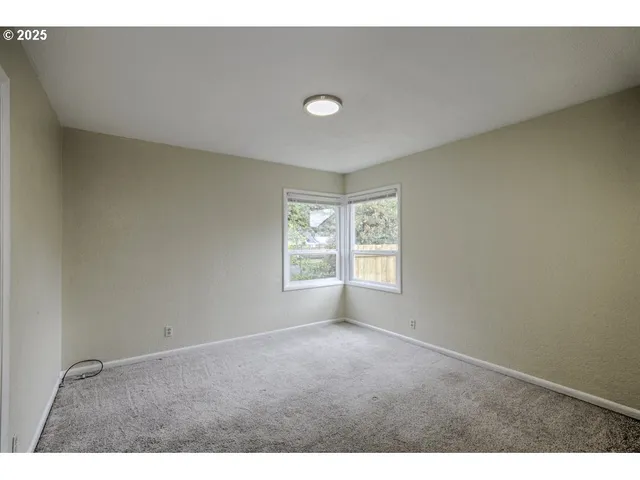 a view of empty room with window