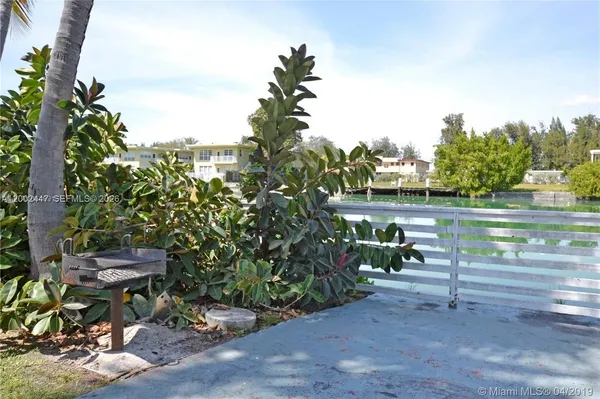 $2,500 | 1255 Marseille Drive, Unit 20, Miami Beach, FL 33141