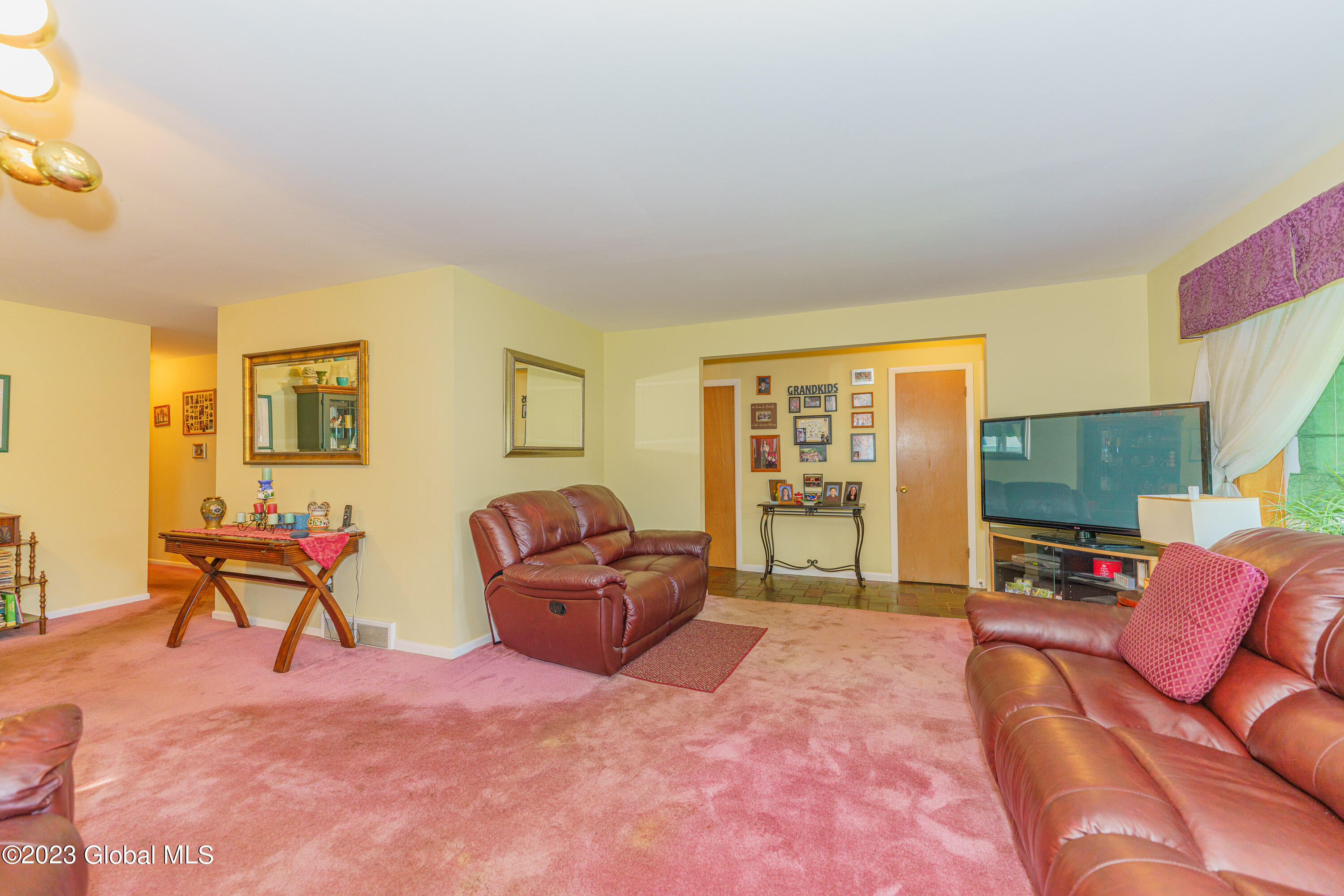 26 Tryon Court Albany, NY 12203 - Photo 10 of 39 2 Livingroom 5