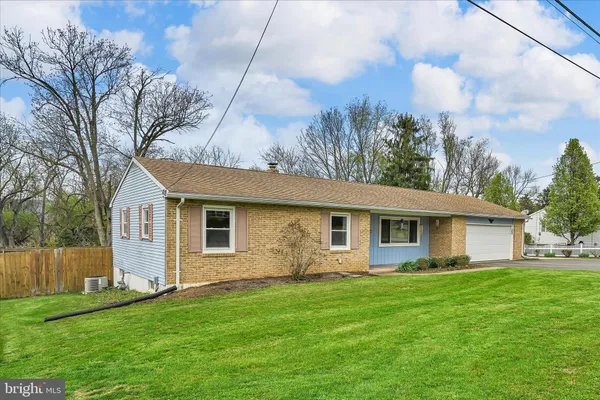 $319,900 | 4330 Pinewood Lane, York, PA 17402