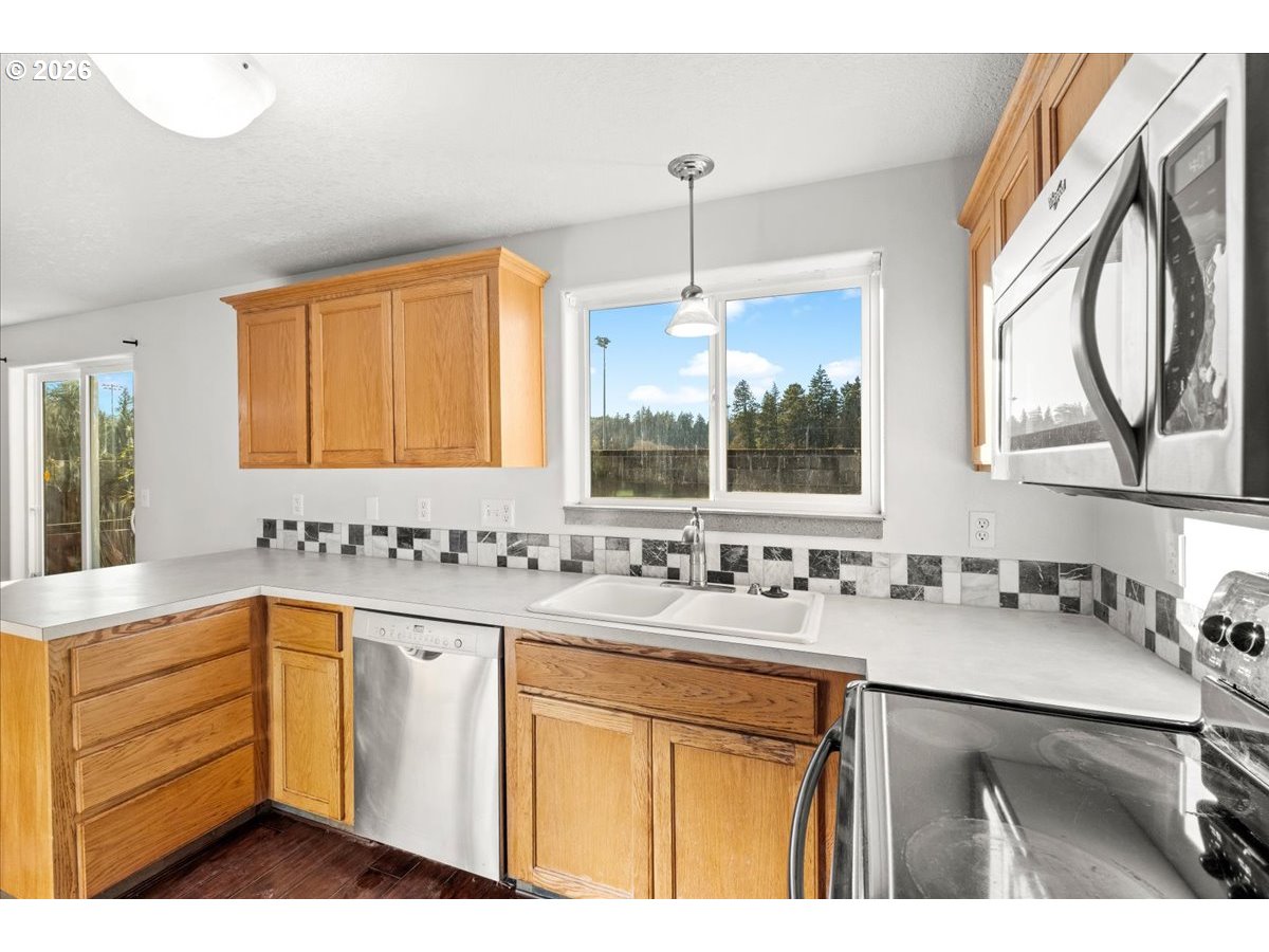 1086 Southwest Ivory Loop Gresham, OR 97080 - Photo 15 of 38 Gallery Image 15