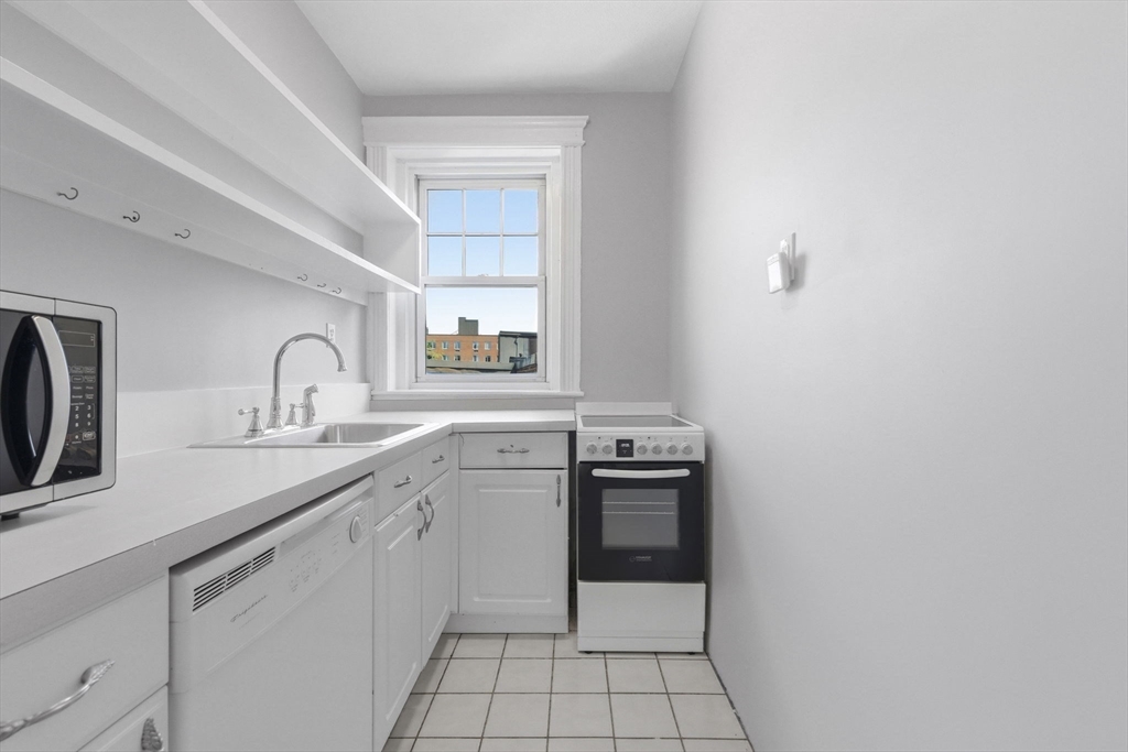 77 Parkman Street, Unit 4 Brookline, MA 02446 - Photo 7 of 20