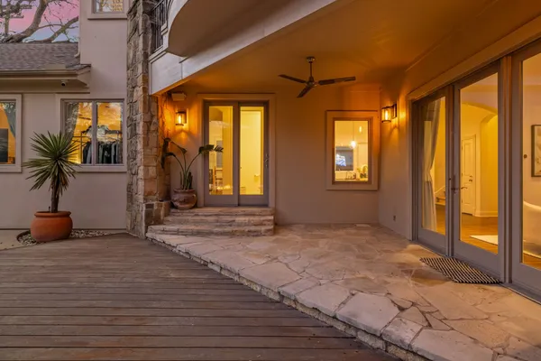 a view of entryway with livingroom