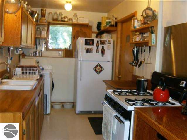 314 West Valley Road Maple City, MI 49664 - Photo 14 of 25 1739162-13.JPG