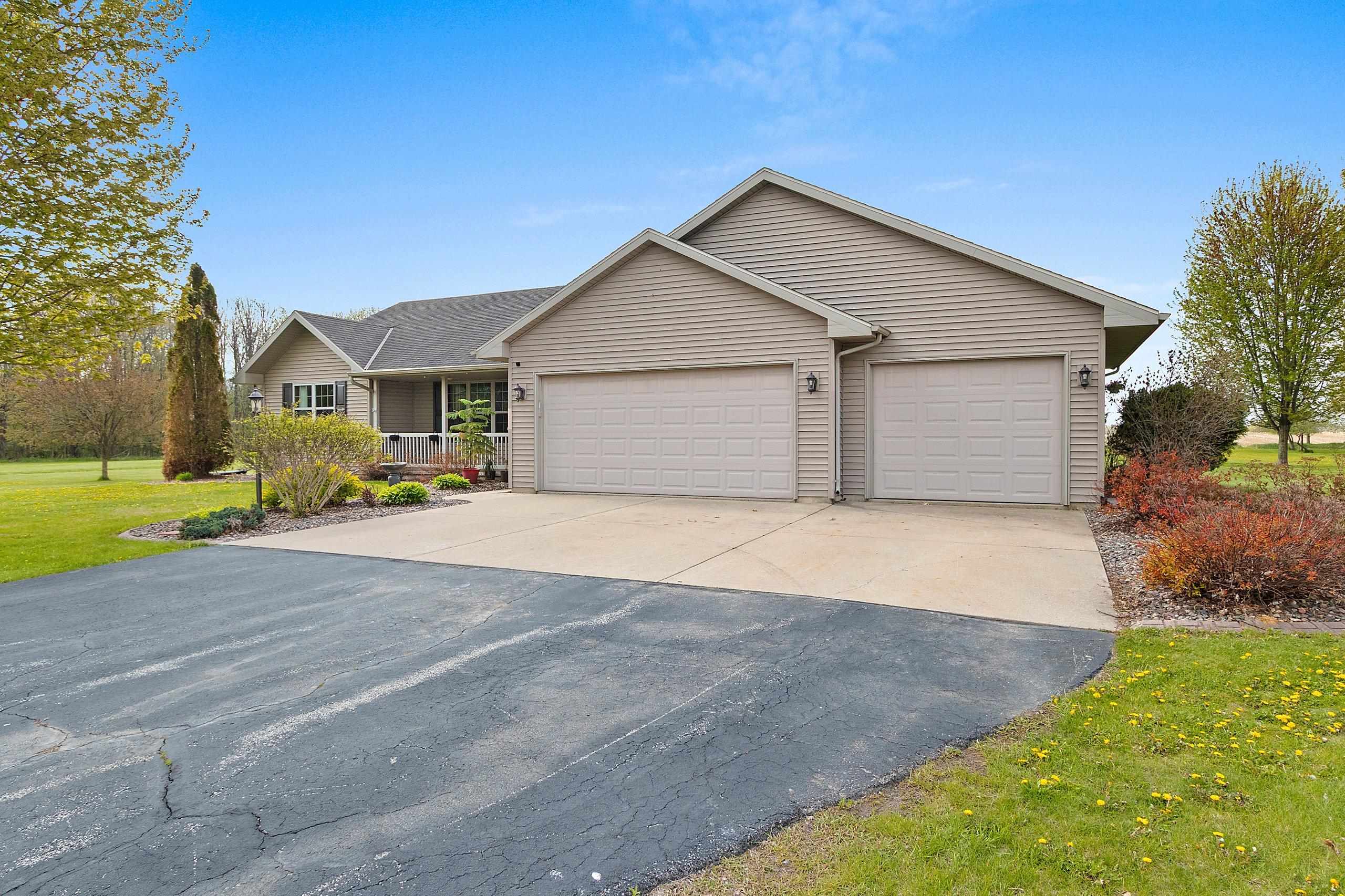 334 Falcon Circle Pulaski, WI 54162 - Photo 2 of 51
