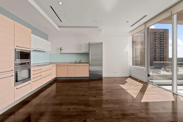 $3,500 | 2408 Victory Park Lane, Unit 1131, Dallas, TX 75219