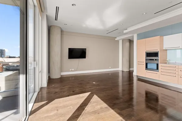 $3,500 | 2408 Victory Park Lane, Unit 1131, Dallas, TX 75219