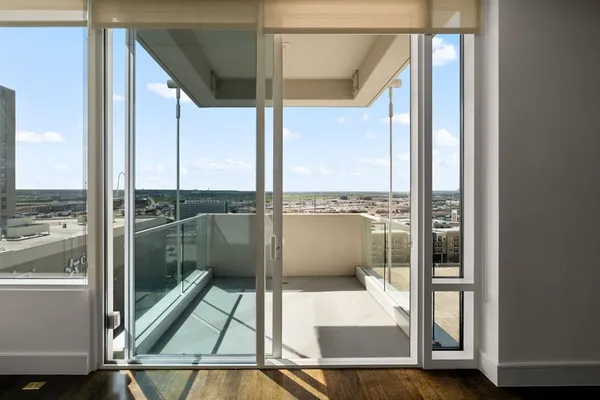 $3,500 | 2408 Victory Park Lane, Unit 1131, Dallas, TX 75219