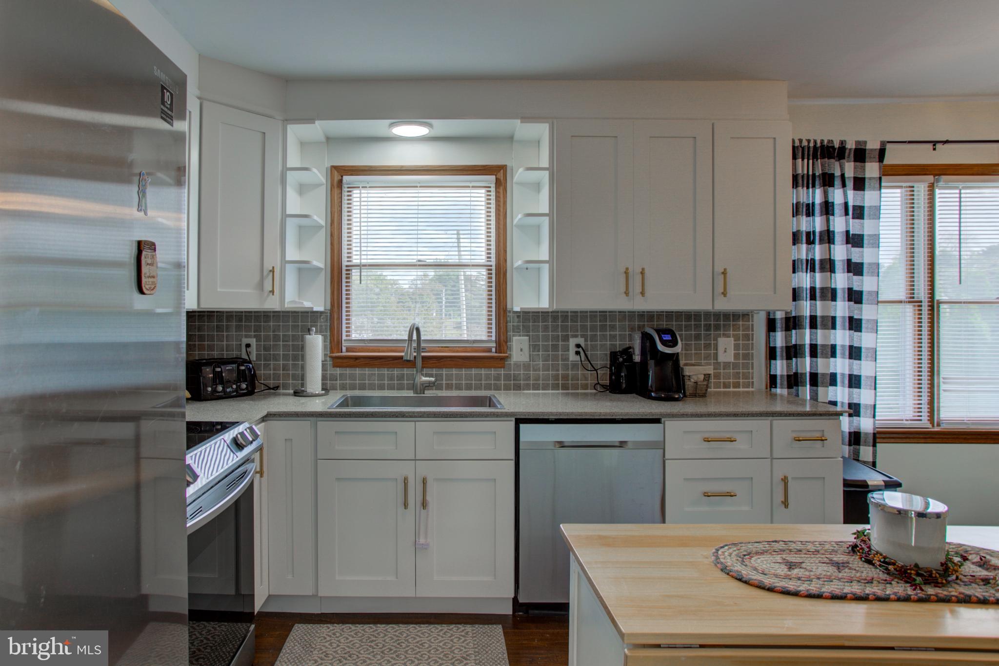 127 Browning Road Lancaster, PA 17602 - Photo 3 of 33 Brand new kitchen W/designer hardware.