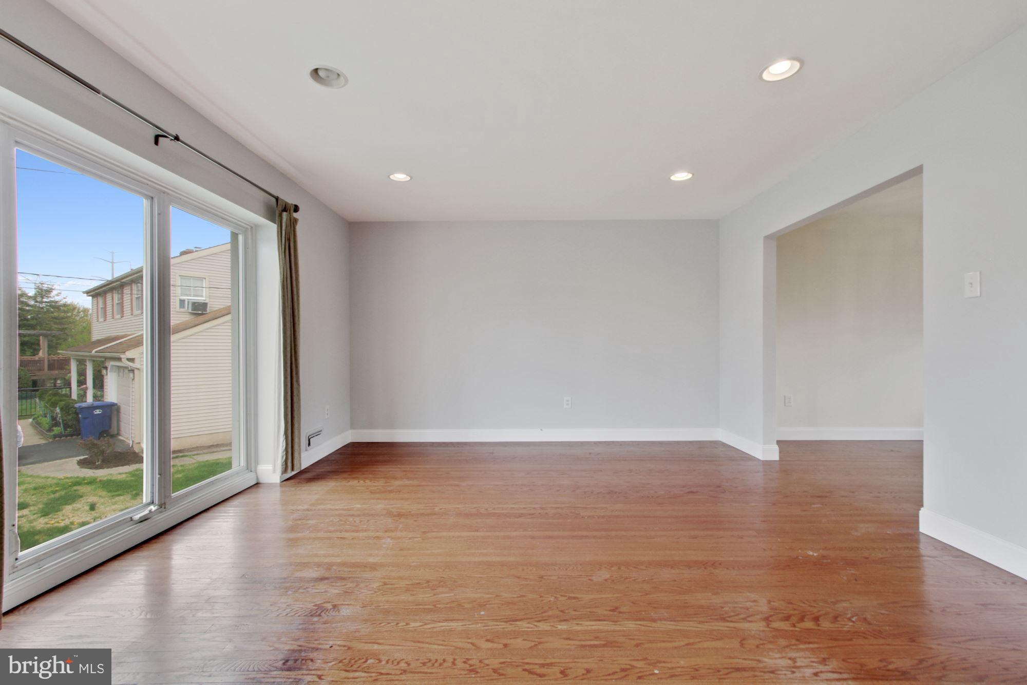 602 Hilltop Road Cinnaminson, NJ 08077 - Photo 8 of 34 Living Room