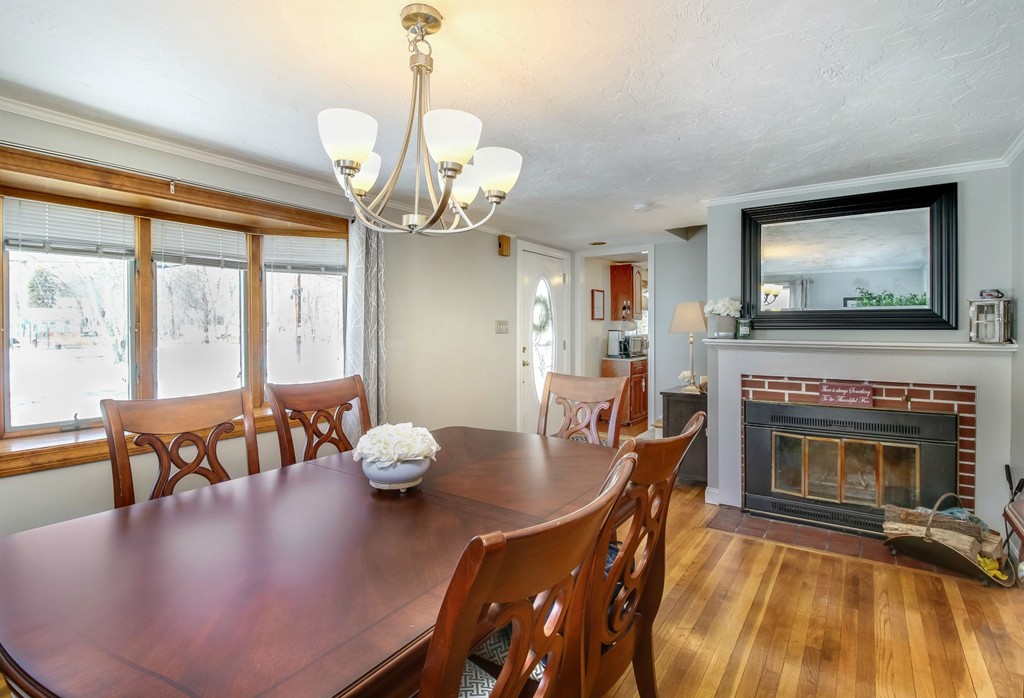 30 Hillcroft Road Waltham, MA 02452 - Photo 3 of 25 Gallery Image 3