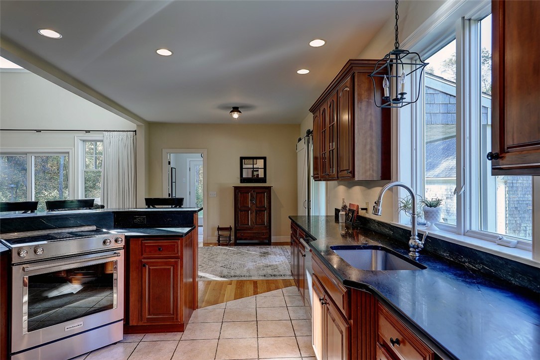 403 Drift Road Westport, MA 02790 - Photo 18 of 40