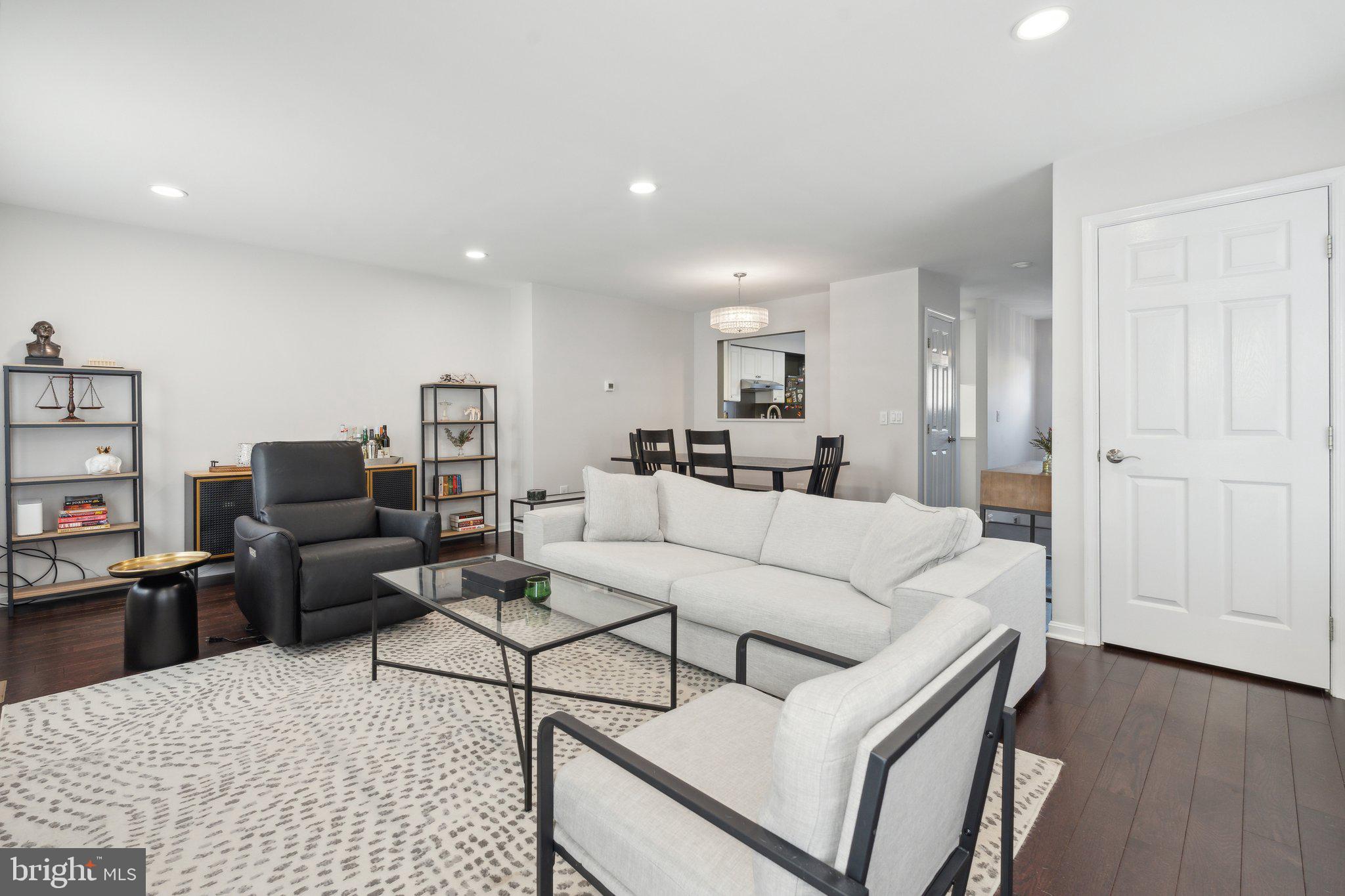 410 McDaniel Drive Purcellville, VA 20132 - Photo 18 of 36 a living room with furniture and a wooden floor