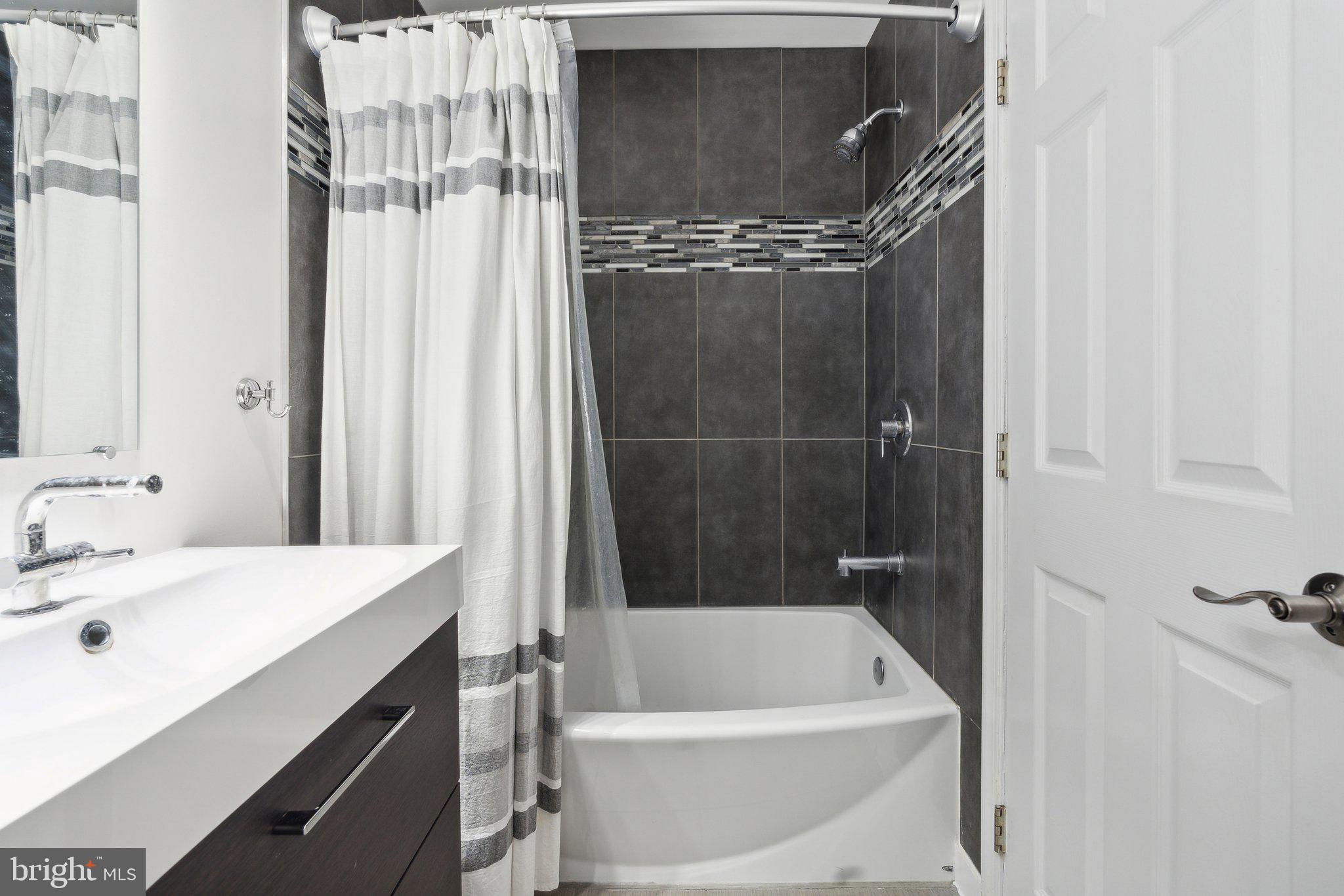 410 McDaniel Drive Purcellville, VA 20132 - Photo 31 of 36 a bathroom with a tub a sink and mirror