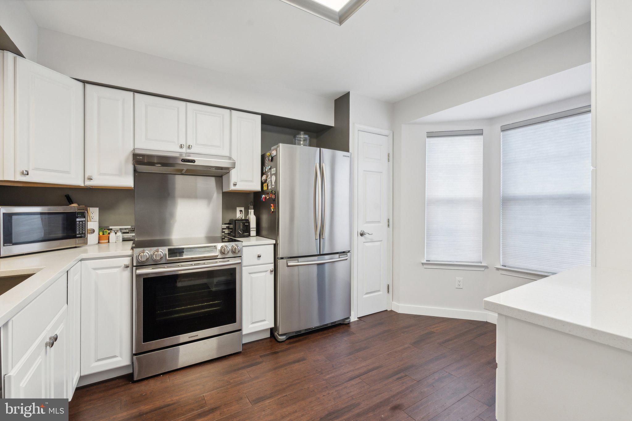 410 McDaniel Drive Purcellville, VA 20132 - Photo 8 of 36 a kitchen with a stove refrigerator and a sink
