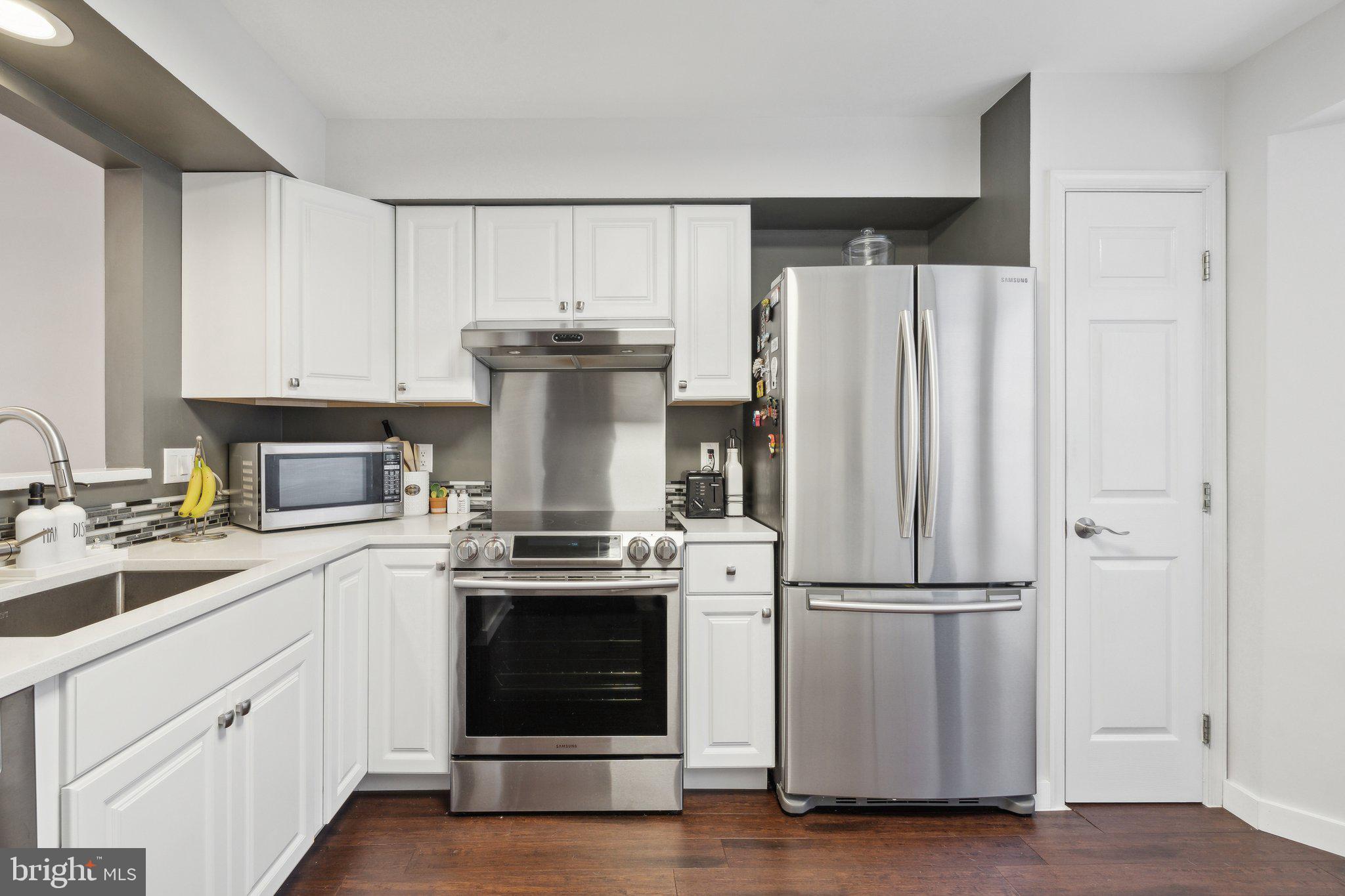 410 McDaniel Drive Purcellville, VA 20132 - Photo 9 of 36 a kitchen with a stove and a refrigerator