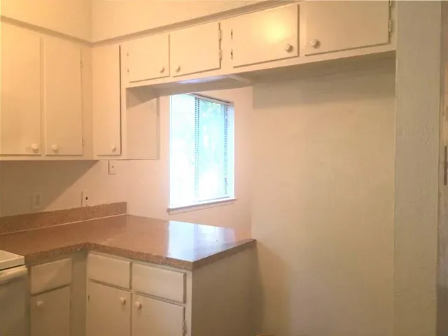 $1,800 | 1302 Mohawk Drive, Arlington, TX 76012