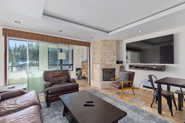 $950,000 | 826 Lakeview Boulevard, Unit 309, Mammoth Lakes, CA 93546