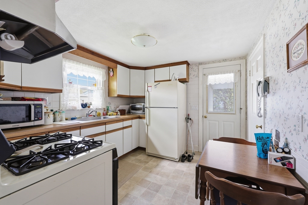 48 Weymouth Street Springfield, MA 01108 - Photo 6 of 29