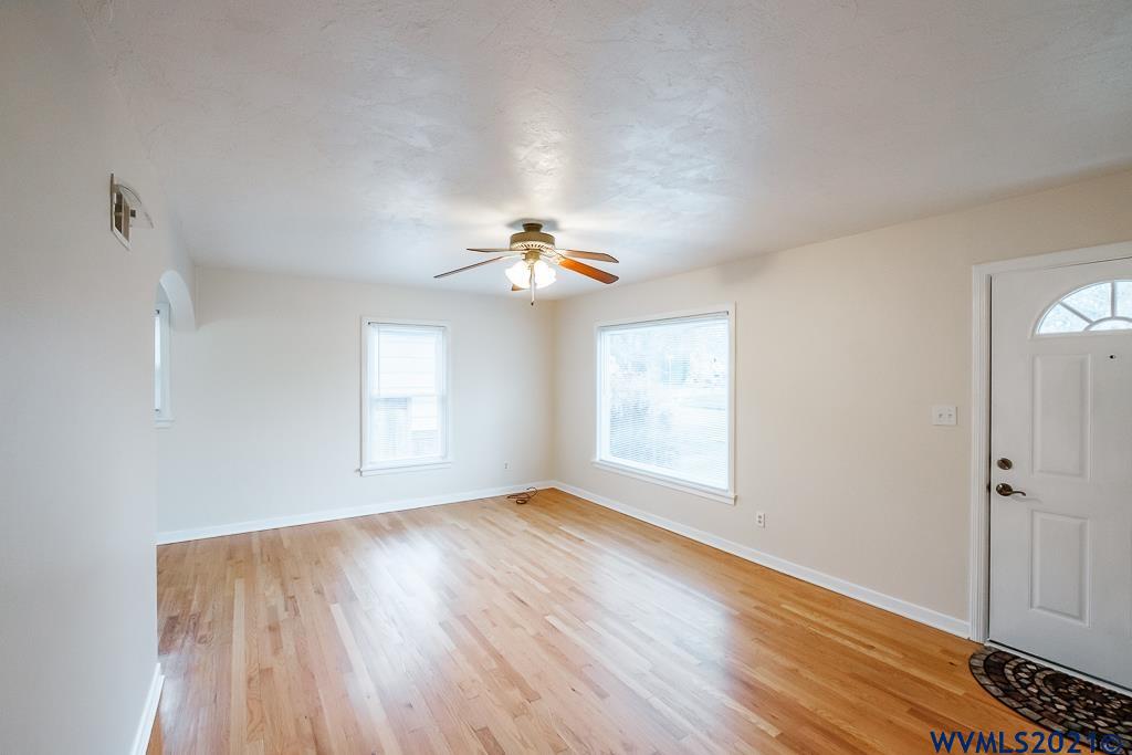 1094 Southwest 14th Avenue Albany, OR 97321 - Photo 4 of 32