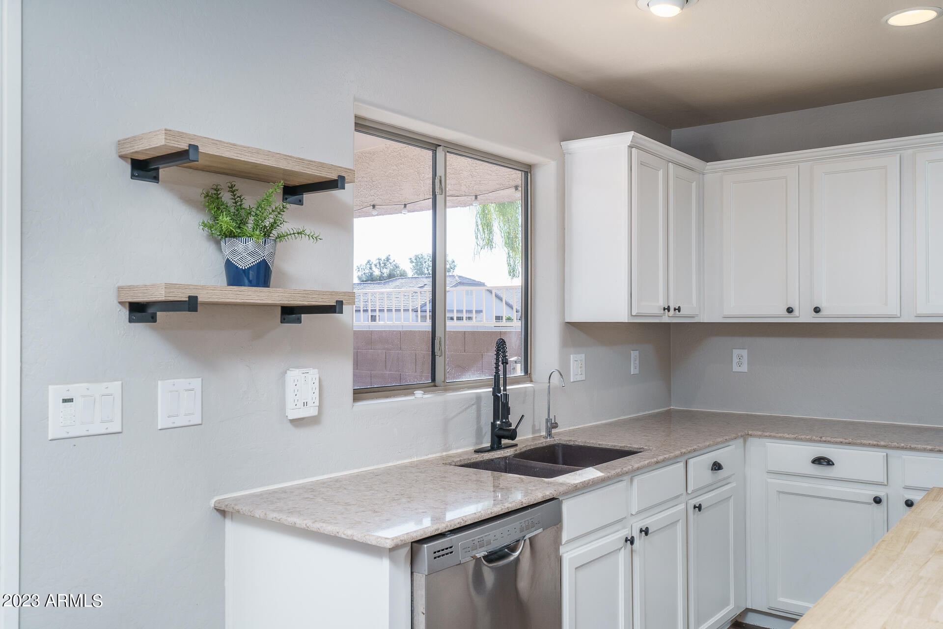 2311 West Darrel Road Phoenix, AZ 85041 - Photo 8 of 37 8) KITCHEN