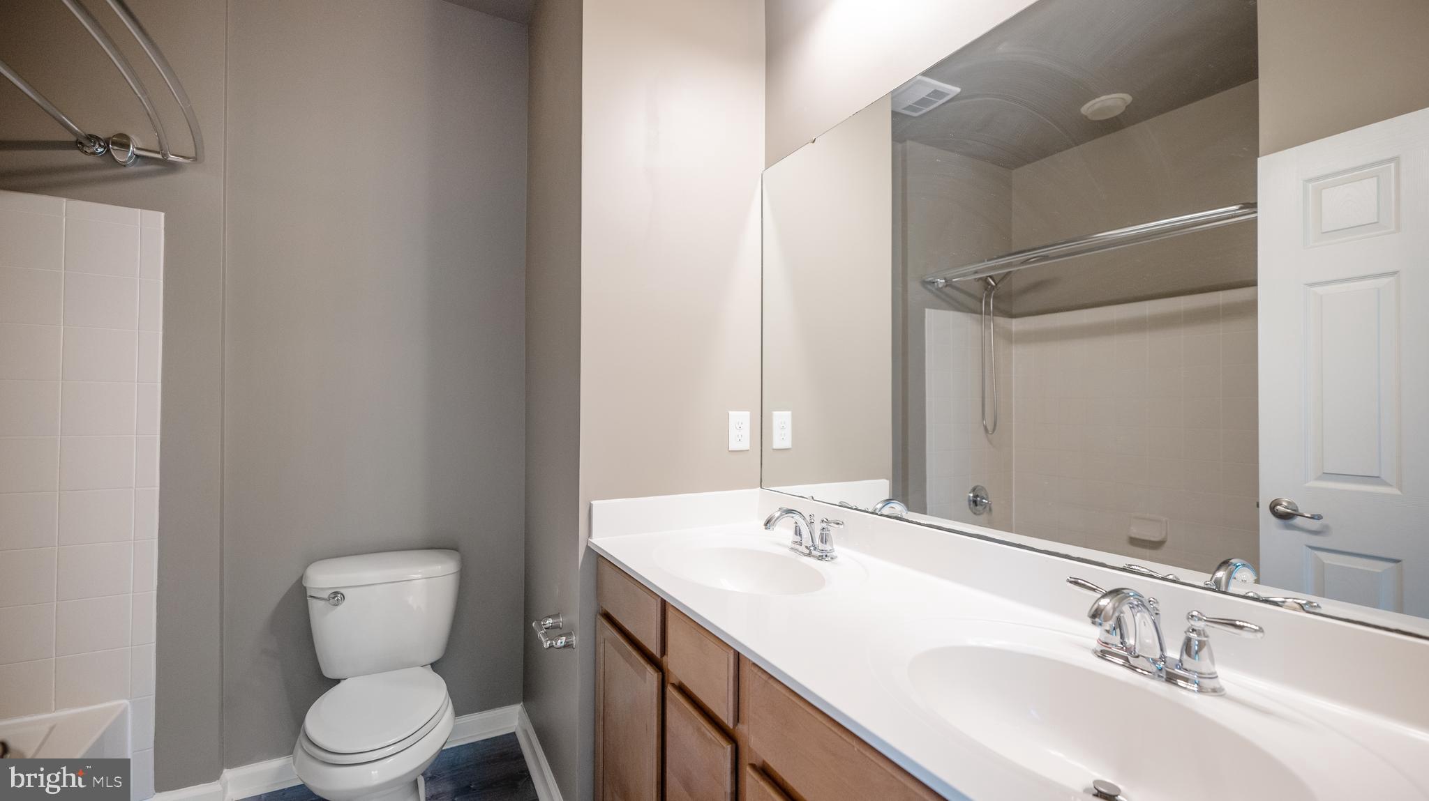 7129 Station House Road Elkridge, MD 21075 - Photo 22 of 41 Primary bath with tub