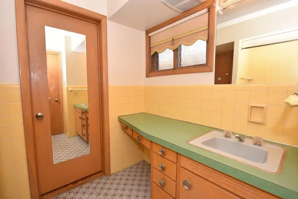 $1,700 | 716 West Rock Place, Unit B, Glendale, WI 53209