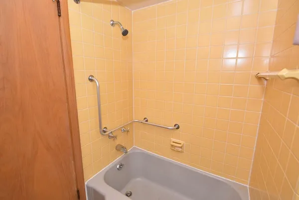 $1,700 | 716 West Rock Place, Unit B, Glendale, WI 53209