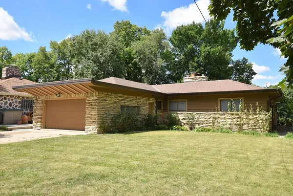 $1,700 | 716 West Rock Place, Unit B, Glendale, WI 53209