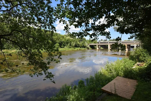 $1,700 | 716 West Rock Place, Unit B, Glendale, WI 53209