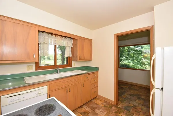 $1,700 | 716 West Rock Place, Unit B, Glendale, WI 53209