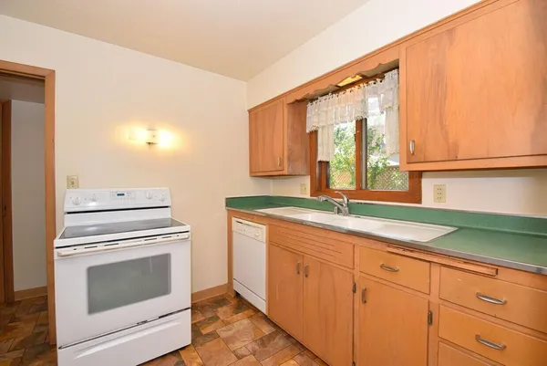 $1,700 | 716 West Rock Place, Unit B, Glendale, WI 53209