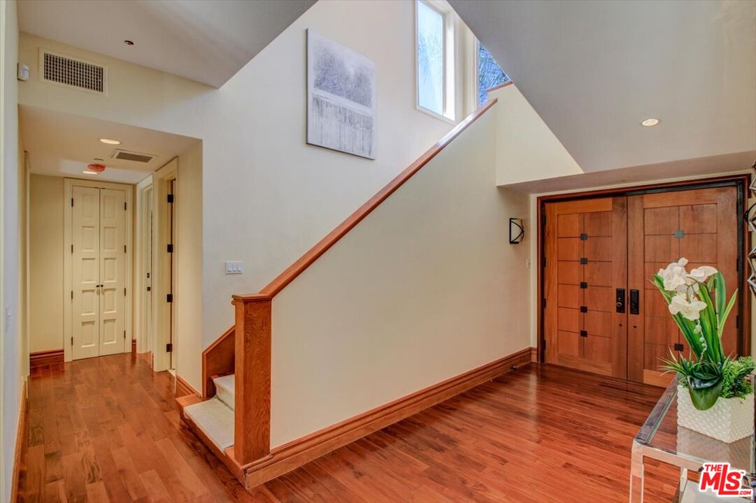 15526 Hamner Drive Los Angeles, CA 90077 - Photo 3 of 30