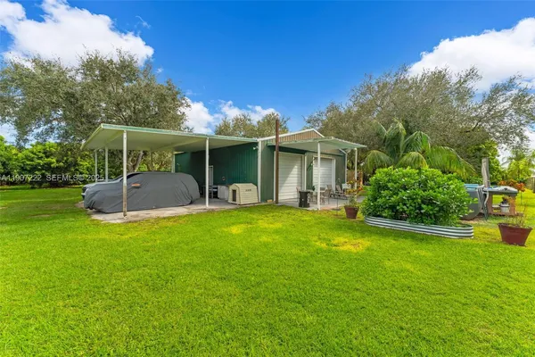 a view of a house with backyard and porch