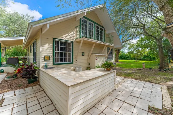 a house view with a outdoor space