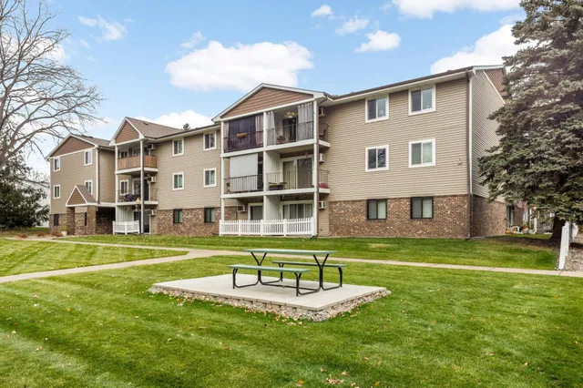 $139,900 | 14115 Pennock Avenue, Unit 303, Apple Valley, MN 55124