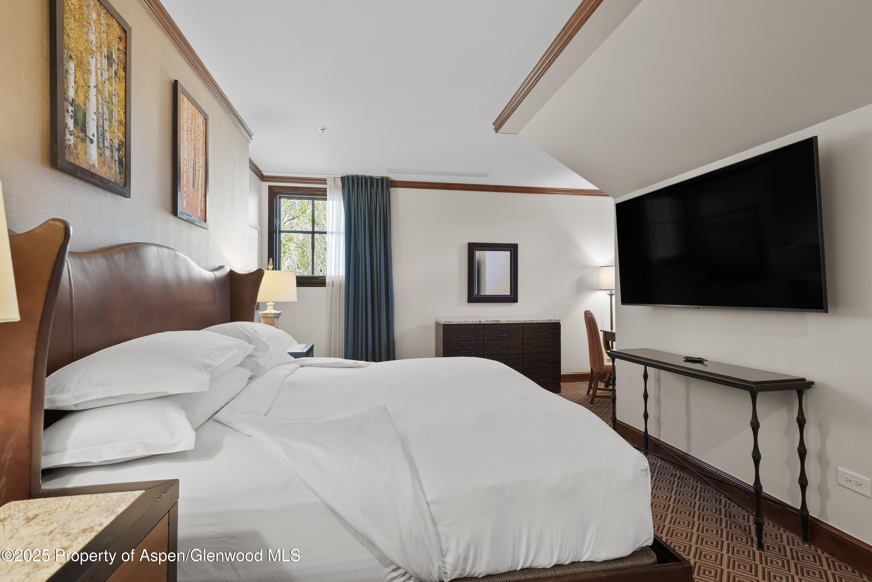 39 Boomerang Road, Unit 8402/WINTER INTEREST 16 Aspen, CO 81611 - Photo 8 of 12 a bedroom with a bed and a flat screen tv