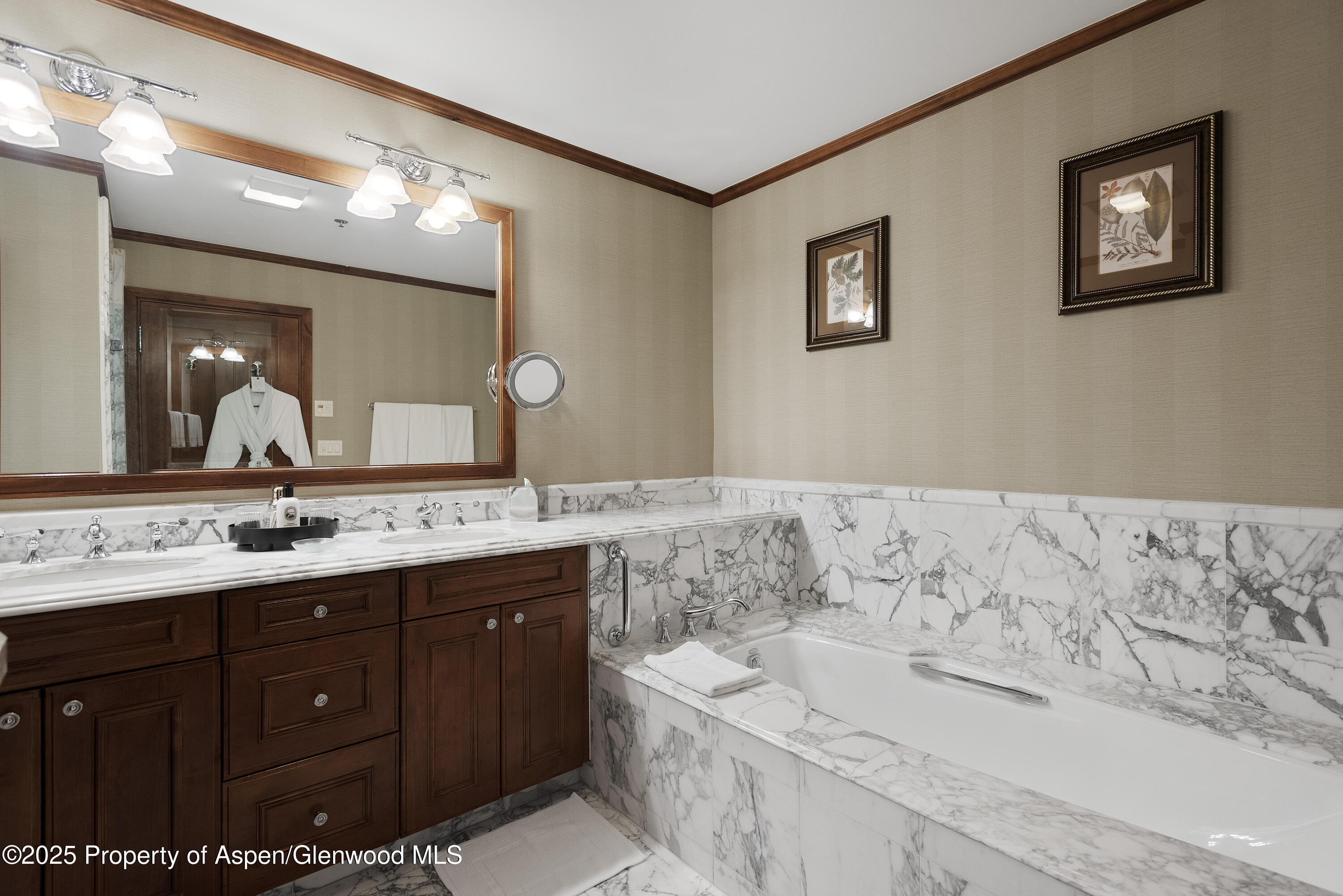 39 Boomerang Road, Unit 8402/WINTER INTEREST 16 Aspen, CO 81611 - Photo 9 of 12 a bath room with a sink and a mirror