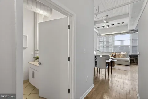 $419,000 | 2200-28 Arch Street, Unit 913, Philadelphia, PA 19103