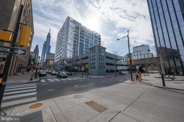 $439,000 | 2200-28 Arch Street, Unit 913, Philadelphia, PA 19103