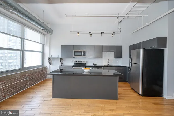 $439,000 | 2200-28 Arch Street, Unit 913, Philadelphia, PA 19103